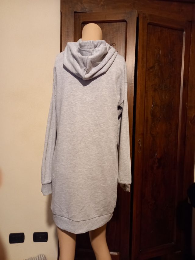 Vestito in felpa leggera con cappuccio