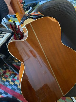 Bajo Acustico con curdas nuevas.