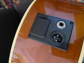 Bajo Acustico con curdas nuevas.