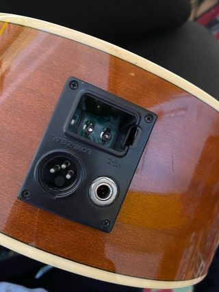 Bajo Acustico con curdas nuevas.