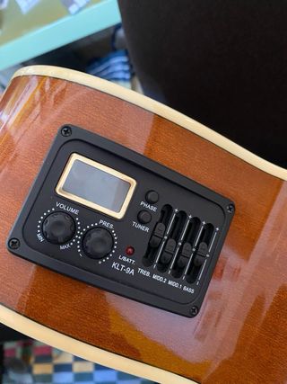 Bajo Acustico con curdas nuevas.