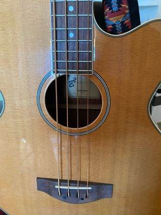 Bajo Acustico con curdas nuevas.