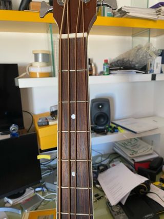 Bajo Acustico con curdas nuevas.