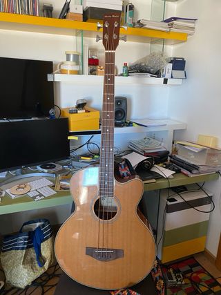 Bajo Acustico con curdas nuevas.