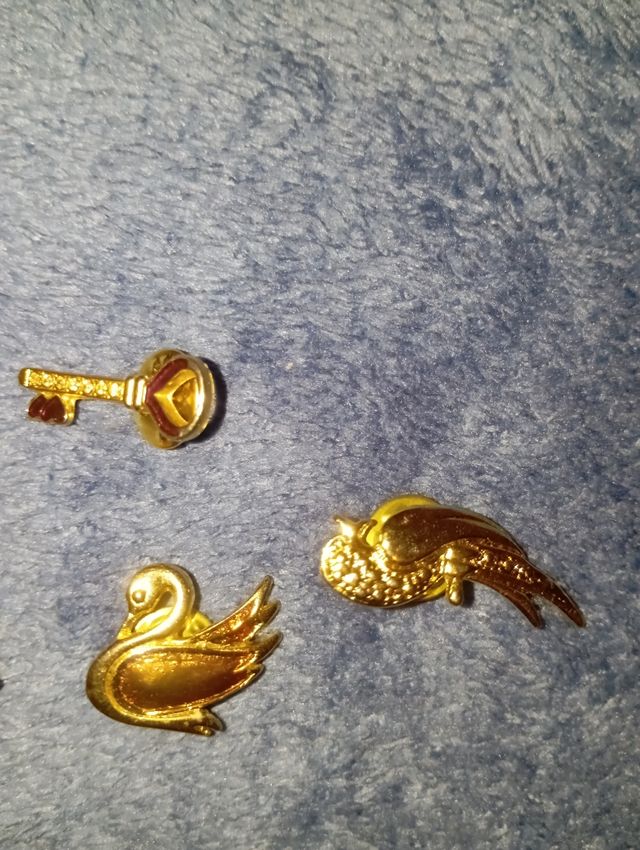 Lote pins/broche dorados