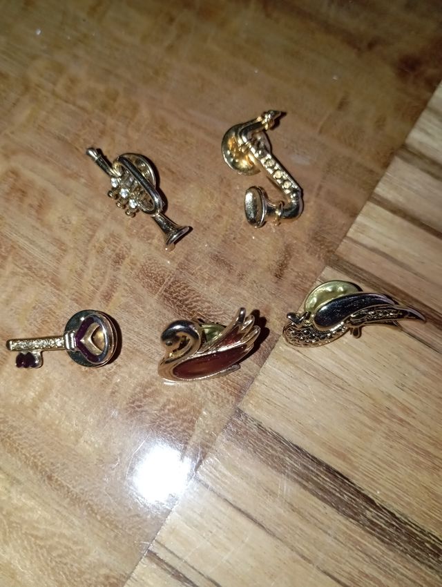 Lote pins/broche dorados