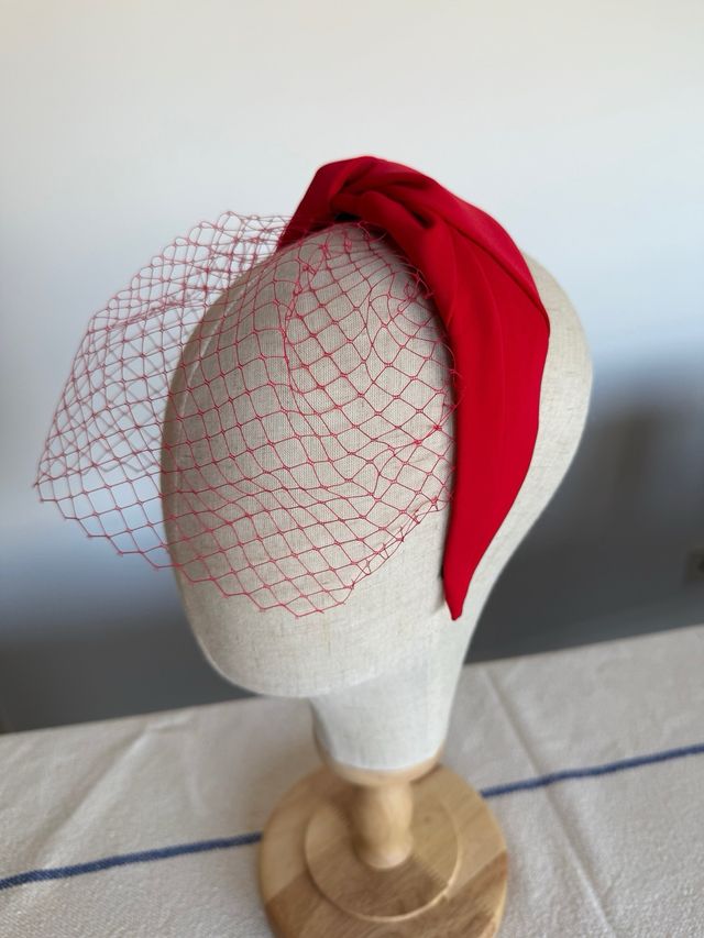 Copricapo in rete rossa