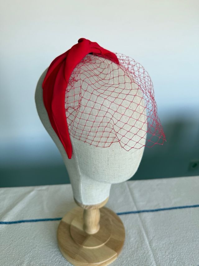 Copricapo in rete rossa