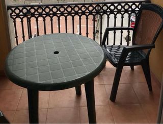 Juego de mesa y 4 sillones