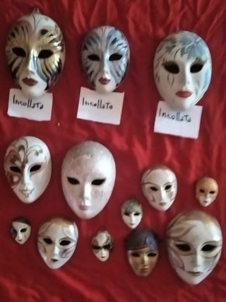 Lotto 13 maschere veneziane in ceramica decorate