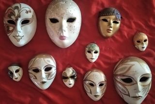 Lotto 13 maschere veneziane in ceramica decorate