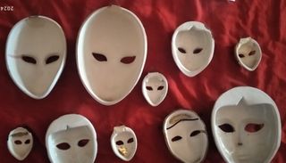 Lotto 13 maschere veneziane in ceramica decorate