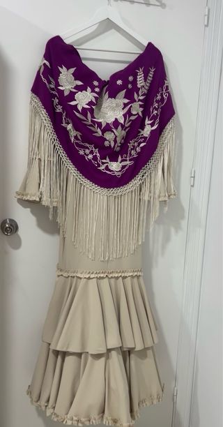 Traje flamenca y mantoncillo