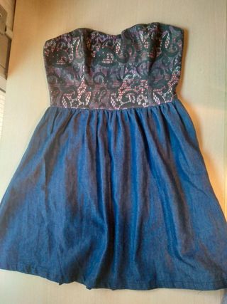 Vestido corto con estampado en el pecho.