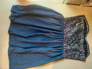 Vestido corto con estampado en el pecho.