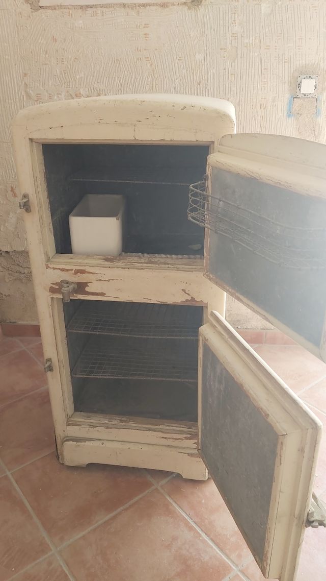 Antico frigorifero Penguin