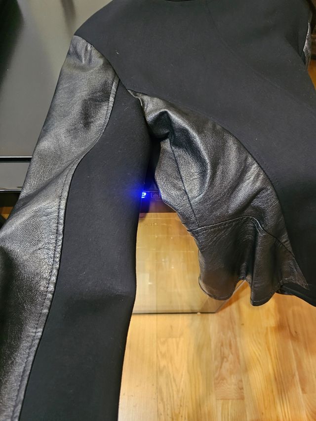 Chaqueta polipiel y tejido