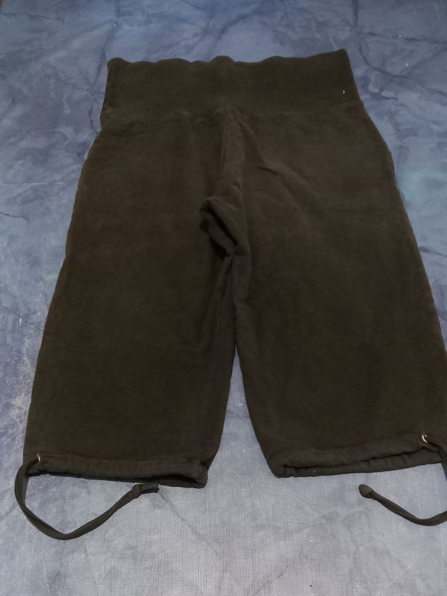 Pantalón negro 3/4 con cintura elástica