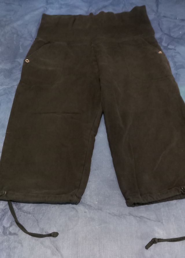 Pantalón negro 3/4 con cintura elástica