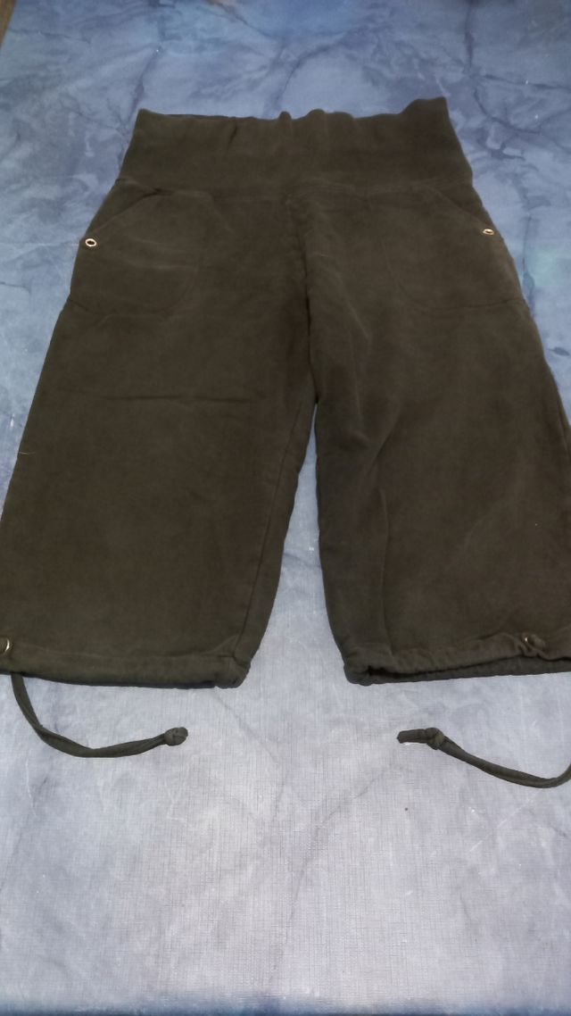 Pantalón negro 3/4 con cintura elástica