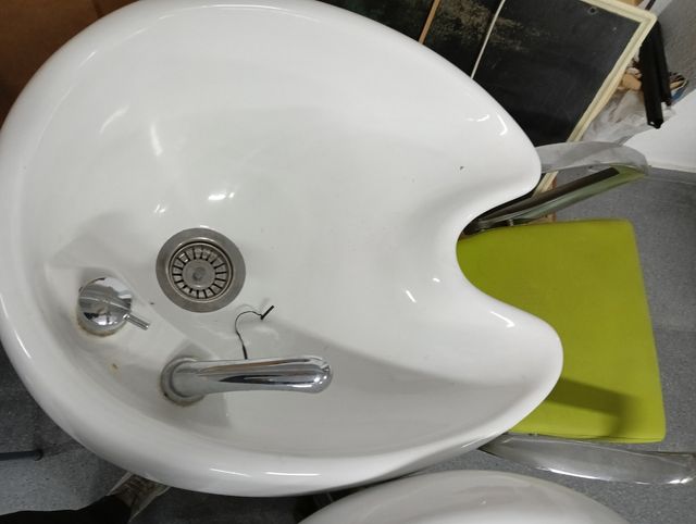 Dos lava Cabezas de peluquería