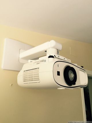 PROYECTORES, PANTALLAS Y SOPORTES