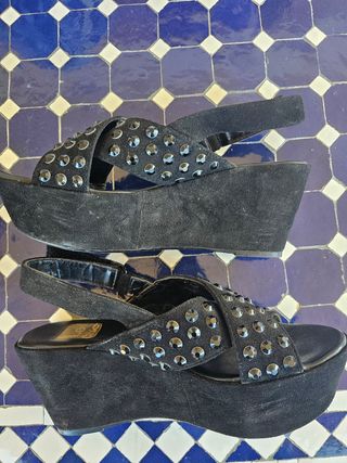 Plataformas negras pedreria