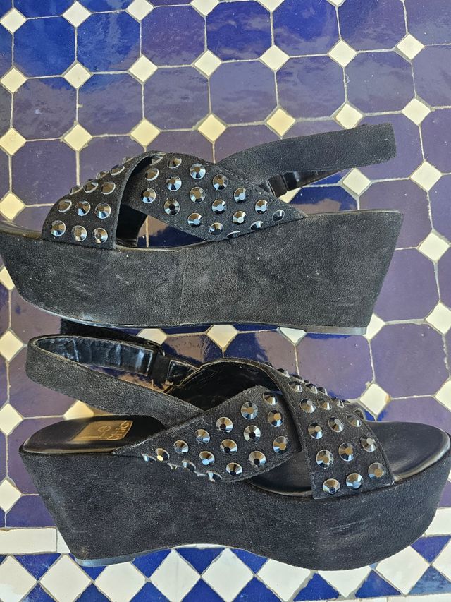 Plataformas negras pedreria