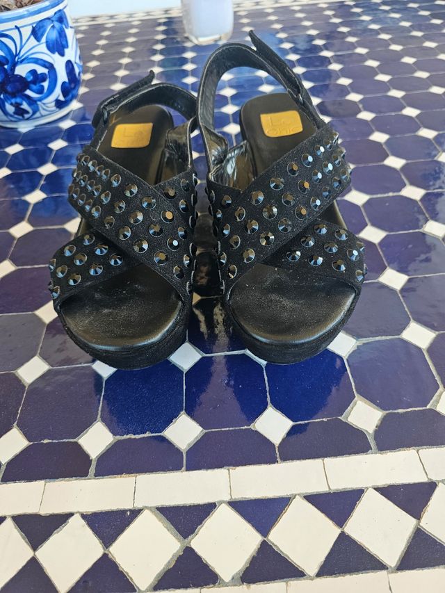 Plataformas negras pedreria