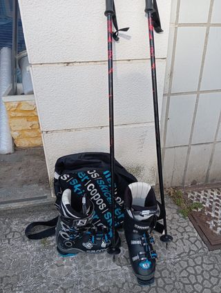 Botas y bastones de esquiar