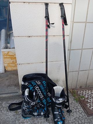 Botas y bastones de esquiar