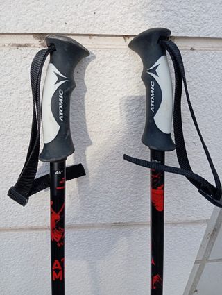 Botas y bastones de esquiar