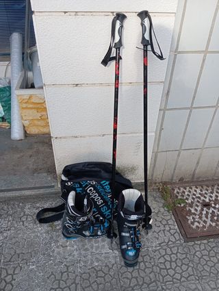 Botas y bastones de esquiar