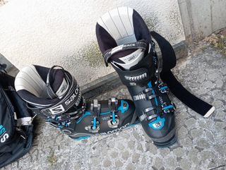 Botas y bastones de esquiar