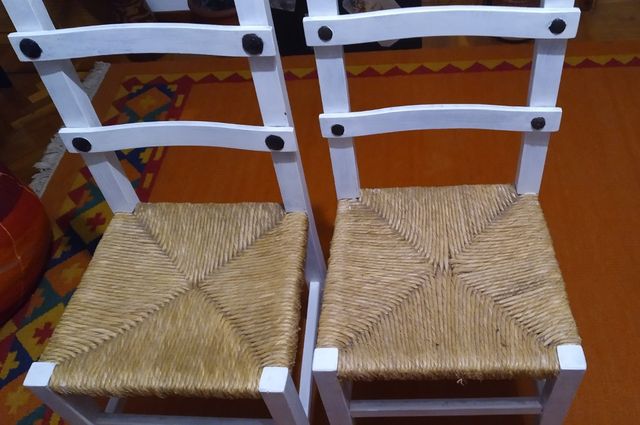 2 sillas. Soto de la Marina. 12 euros