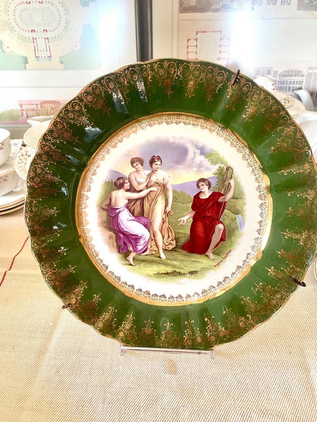 Placa decorativa antiga A. Lebacqz — Cena mitológica e borda verde cor 25,5 cm de diâmetro