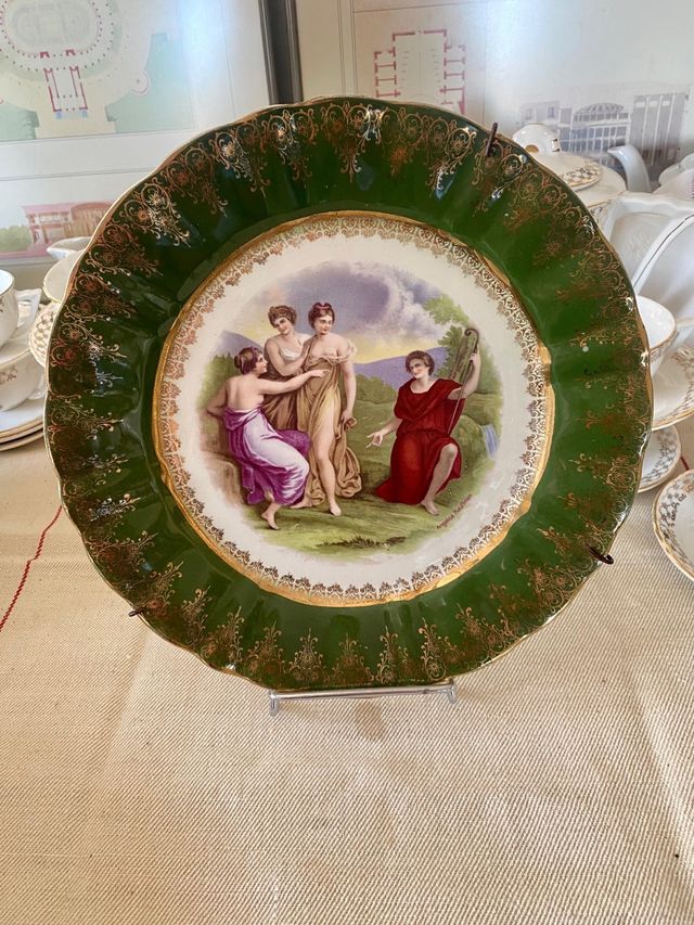 Placa decorativa antiga A. Lebacqz — Cena mitológica e borda verde cor 25,5 cm de diâmetro