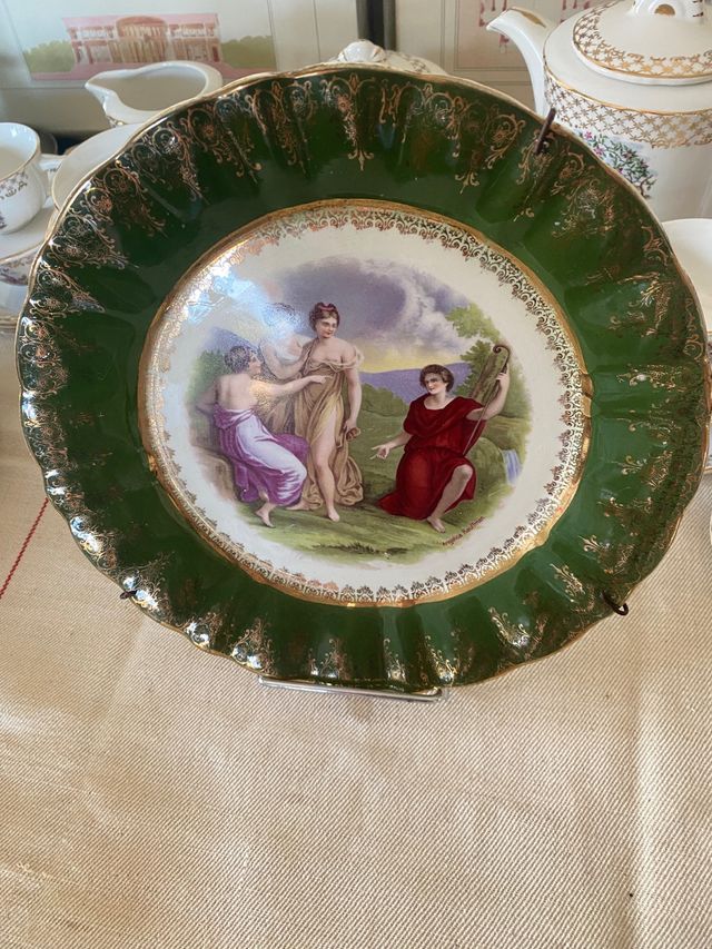 Placa decorativa antiga A. Lebacqz — Cena mitológica e borda verde cor 25,5 cm de diâmetro
