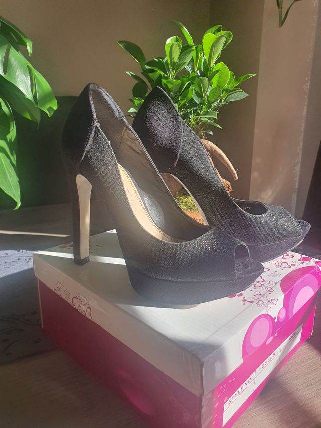 Zapatos taconazo negros brillo