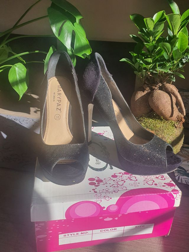 Zapatos taconazo negros brillo