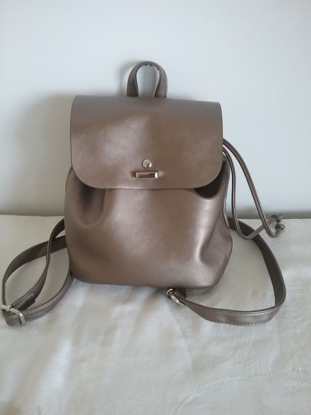 Bolso bandolera color bronce a estrenar