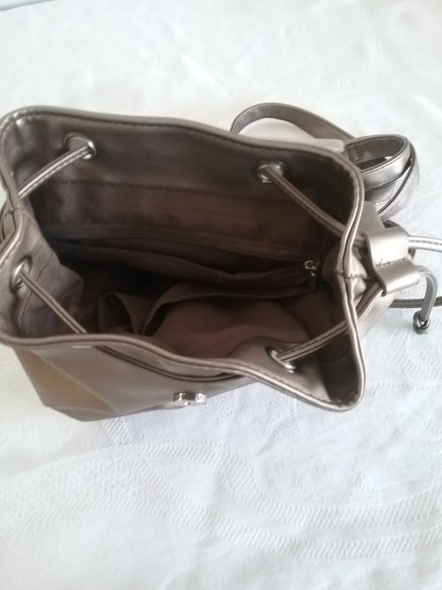 Bolso bandolera color bronce a estrenar