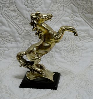 CABALLO EN METAL PLATEADO SOBRE PEANA VINTAGE