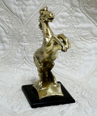 CABALLO EN METAL PLATEADO SOBRE PEANA VINTAGE