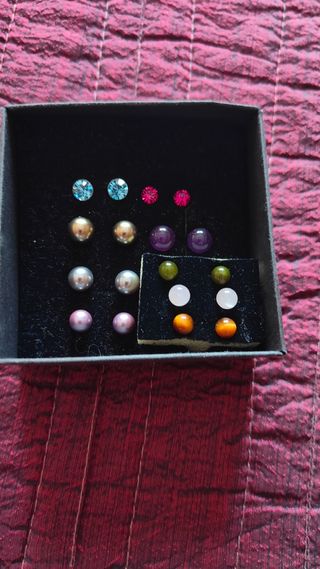 Pendientes bolitas ,9 pares.