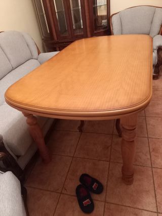 Mesa madera maciza pino y sillas. Extensible.
