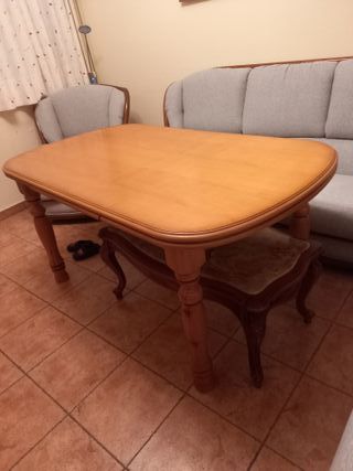 Mesa madera maciza pino y sillas. Extensible.