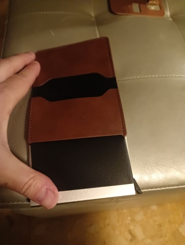 cartera de bolsillo color cafe