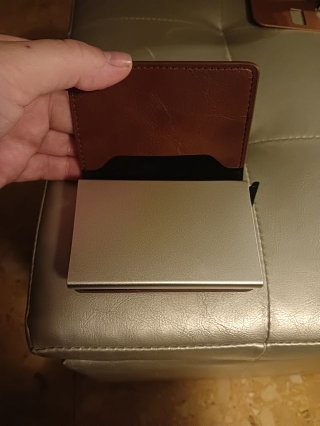 cartera de bolsillo color cafe