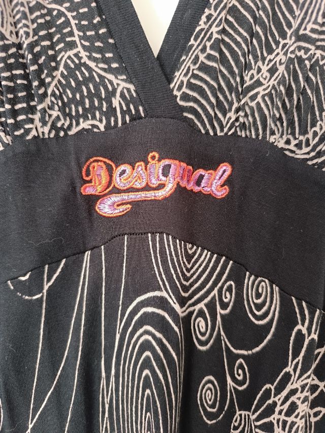 Desigual vestido negro escote.